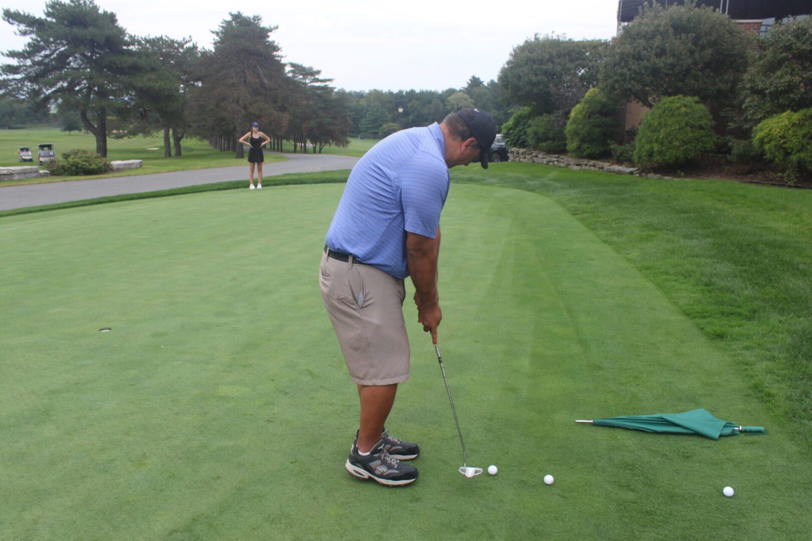 A man on a golf course.